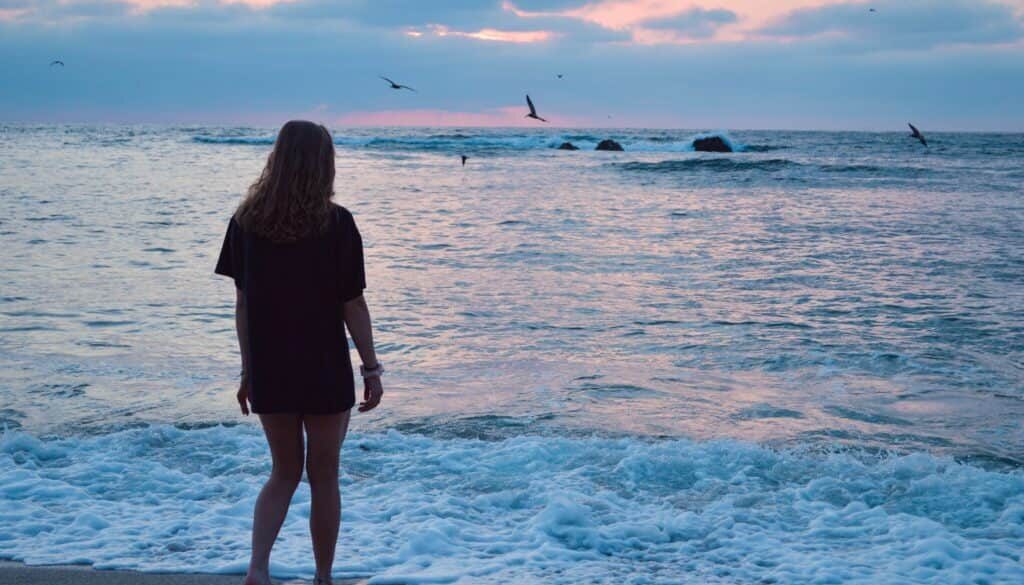 snachts over het strand wandelen - HappyHikers